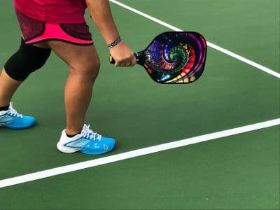 Chaussures de pickleball sur un terrain — guide pour bien choisir