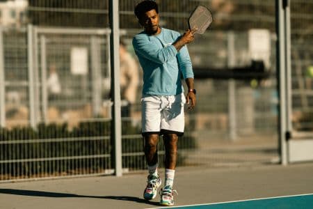 Joueurs de pickleball disputant un échange, erreurs courantes à éviter en match